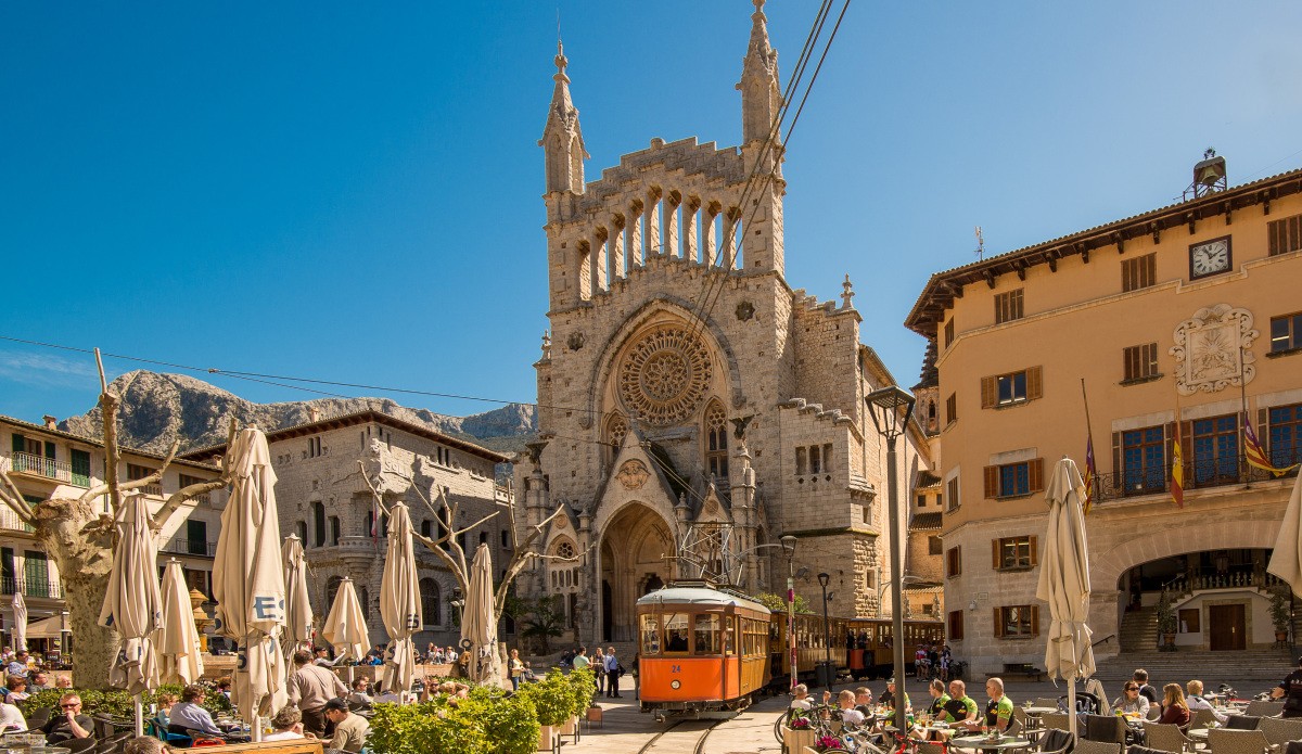 The town of Sóller in the Serra de Tramuntana, Mallorca